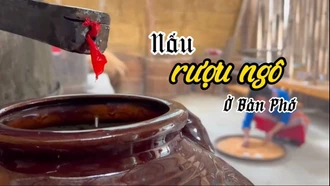 Nấu rượu ngô ở Bản Phố