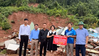 Hỗ trợ giáo viên ở Điện Biên bị sập nhà do thiên tai