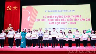 Khen thưởng 550 học sinh, sinh viên tiêu biểu năm học 2022 - 2023