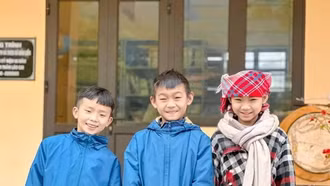 3 học sinh nhặt được của rơi trả lại người đánh mất