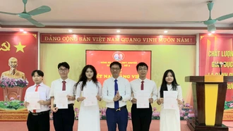 Kết nạp đảng viên là học sinh tại Trường THPT Chuyên Lào Cai và Trường THPT số 1 Bát Xát