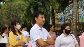 Phụ huynh vui, buồn cùng sĩ tử