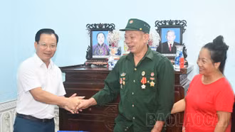 Đồng chí Hoàng Quốc Khánh, Phó Chủ tịch Thường trực UBND tỉnh thăm, tặng quà gia đình chính sách, người có công tại huyện Văn Bàn