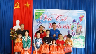 Trao 168 suất quà cho học sinh thôn Làng My, xã Xuân Quang