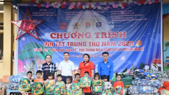 Mang Trung thu ấm áp nghĩa tình đến với thiếu nhi vùng cao A Lù