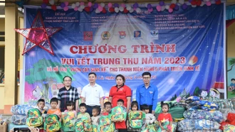 Mang Trung thu ấm áp nghĩa tình đến với thiếu nhi vùng cao A Lù