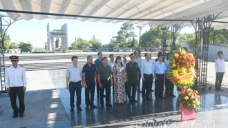 Đoàn công tác tỉnh Lào Cai dâng hương viếng các Anh hùng liệt sĩ tại Nghĩa trang liệt sĩ Quốc gia Đường 9