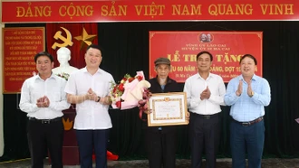 Chủ nhiệm Ủy ban Kiểm tra Tỉnh ủy Nguyễn Văn Phúc trao huy hiệu 60 năm tuổi Đảng tại huyện Si Ma Cai