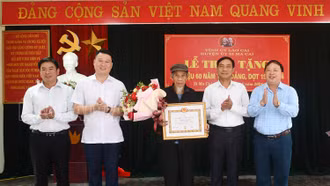 Chủ nhiệm Ủy ban Kiểm tra Tỉnh ủy Nguyễn Văn Phúc trao huy hiệu 60 năm tuổi Đảng tại huyện Si Ma Cai