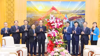 Đảng đoàn HĐND tỉnh và Ban Cán sự Đảng UBND tỉnh chúc mừng Tỉnh ủy nhân dịp kỷ niệm 77 năm Ngày thành lập Đảng bộ tỉnh