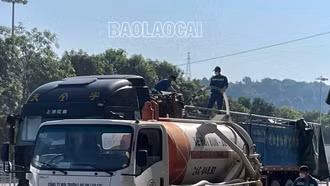 Tổ chức hút nước cá thối tại Cửa khẩu Kim Thành để đưa đi xử lý