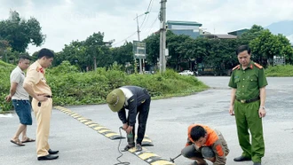 Lắp đặt hơn 500 biển báo và gờ giảm tốc trên địa bàn thành phố Lào Cai