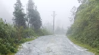 Người dân tự giác phá dỡ những cọc sắt trên lòng đường tuyến Nậm Mòn - Cốc Ly