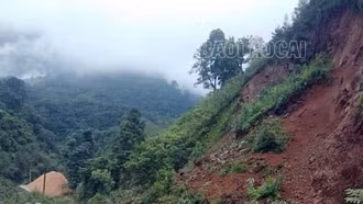 Sạt lở Quốc lộ 279 gây chia cắt giao thông giữa Lào Cai và Lai Châu