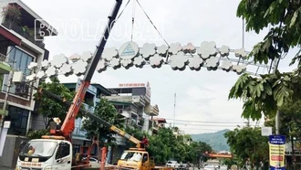 Thành phố Lào Cai: Tháo dỡ dàn đèn trang trí trên đường Quy Hóa để đảm bảo an toàn cho người dân