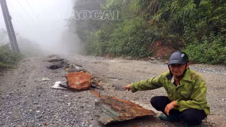 Hàn cọc sắt bảo vệ ống nước gây mất an toàn giao thông trên đường Na Hối - Nậm Mòn - Cốc Ly