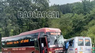 Sa Pa: Hai xe ô tô chở khách va chạm trên Quốc lộ 4D, 13 người bị thương