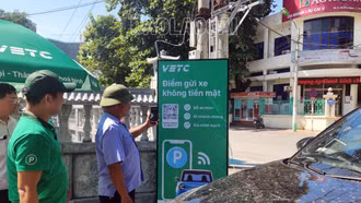 Thí điểm thu phí trông giữ xe không dùng tiền mặt tại Cửa khẩu Quốc tế Lào Cai