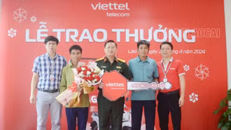 Viettel Lào Cai trao thưởng đặc biệt cho khách hàng chương trình “Lên 4G, lên đời”