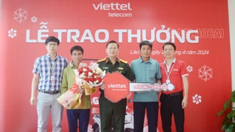 Viettel Lào Cai trao thưởng đặc biệt cho khách hàng chương trình “Lên 4G, lên đời”