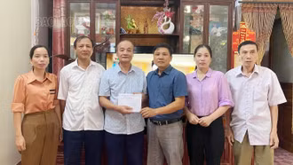 Thị trấn Bát Xát thăm hỏi tặng quà cho người không may mắc bệnh hiểm nghèo