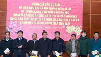 Bộ trưởng, Chủ nhiệm Ủy ban Dân tộc Hầu A Lềnh tặng quà tết cho người nghèo, người có uy tín huyện Bắc Hà