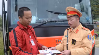 Cảnh sát giao thông tuyên truyền cảnh báo an toàn cho lái xe khi đi đường sương mù tại thị xã Sa Pa