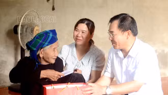 Trưởng Ban Tổ chức Tỉnh ủy Phạm Toàn Thắng thăm, tặng quà dân công hỏa tuyến tham gia Chiến dịch Điện Biên Phủ tại huyện Văn Bàn