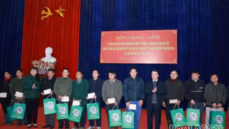 Bộ trưởng, Chủ nhiệm Ủy ban Dân tộc Hầu A Lềnh thăm, tặng quà tại huyện Si Ma Cai