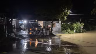 Nước lũ lên nhanh gây tắc 2 tuyến đường từ thành phố Lào Cai đi Sa Pa