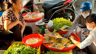 Người dân cắt giảm chi tiêu không thiết yếu