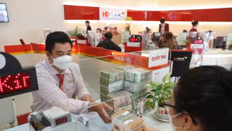 Ngân hàng "đỏ mắt" tìm khách vay dù lãi suất cho vay giảm sâu