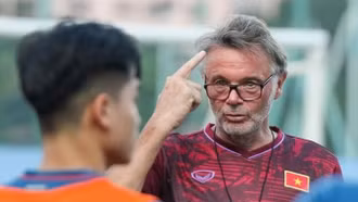 Tuyển Việt Nam: Nội binh ở V-League "phất cờ", ông Troussier vẫn lo