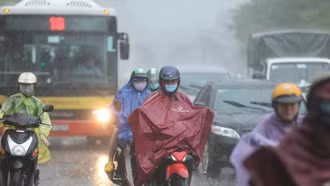 Miền Bắc đón mưa rất lớn, miền Trung nắng nóng gay gắt