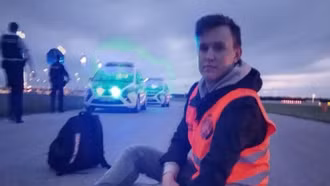 Sân bay Đức phải đóng cửa vì người biểu tình đột nhập, dính người xuống đường băng