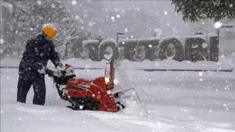 Tuyết rơi dày ảnh hưởng nghiêm trọng đến giao thông ở Tokyo và các vùng lân cận