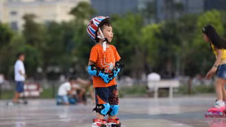 Sân chơi hè: Người lớn "bỏ quên" con trẻ?