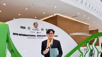 Nam sinh lớp 12 lập cú đúp huy chương Olympic Sinh học quốc tế