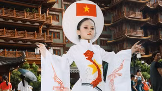 Áo dài có hình bản đồ Việt Nam xuất hiện ở đất nước Trung Quốc