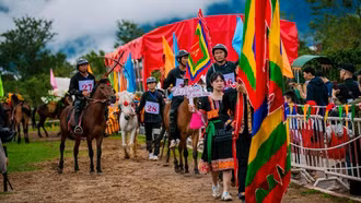 Du khách thích thú trải nghiệm lễ hội Tây Bắc với mùa giải "Vó ngựa trên mây"
