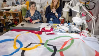 Gấp rút chuẩn bị trang phục cho lễ khai mạc và bế mạc Olympic Paris 2024