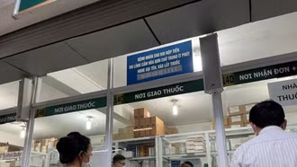 Gỡ bài toán thiếu vắc xin, thuốc và vật tư y tế