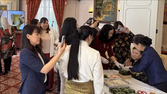 Gói bánh chưng, mang mùi vị Tết Việt đến với bạn bè ASEAN tại Mỹ