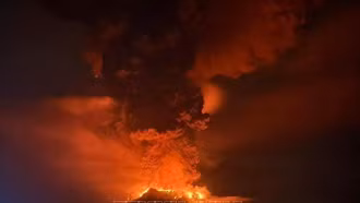 Núi lửa phun trào ở miền Đông Indonesia