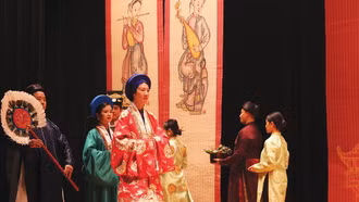 Cổ phục Việt xuất ngoại