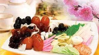 Mứt xưa diện áo mới