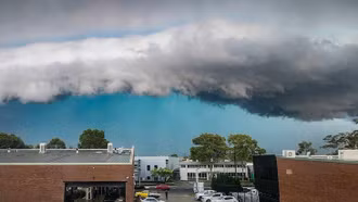 Hàng trăm người mắc kẹt do bão Megan đổ bộ vào miền Bắc Australia