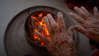 Vì sức khỏe cộng đồng: Nguy hiểm từ đốt than, củi sưởi ấm