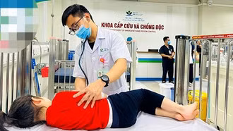 Trẻ ngộ độc vì sự bất cẩn của người lớn