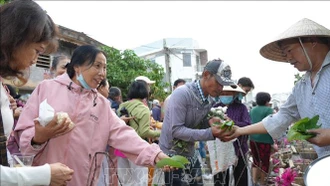 Độc đáo phiên chợ chỉ dùng lá cây thanh toán ở Tây Ninh